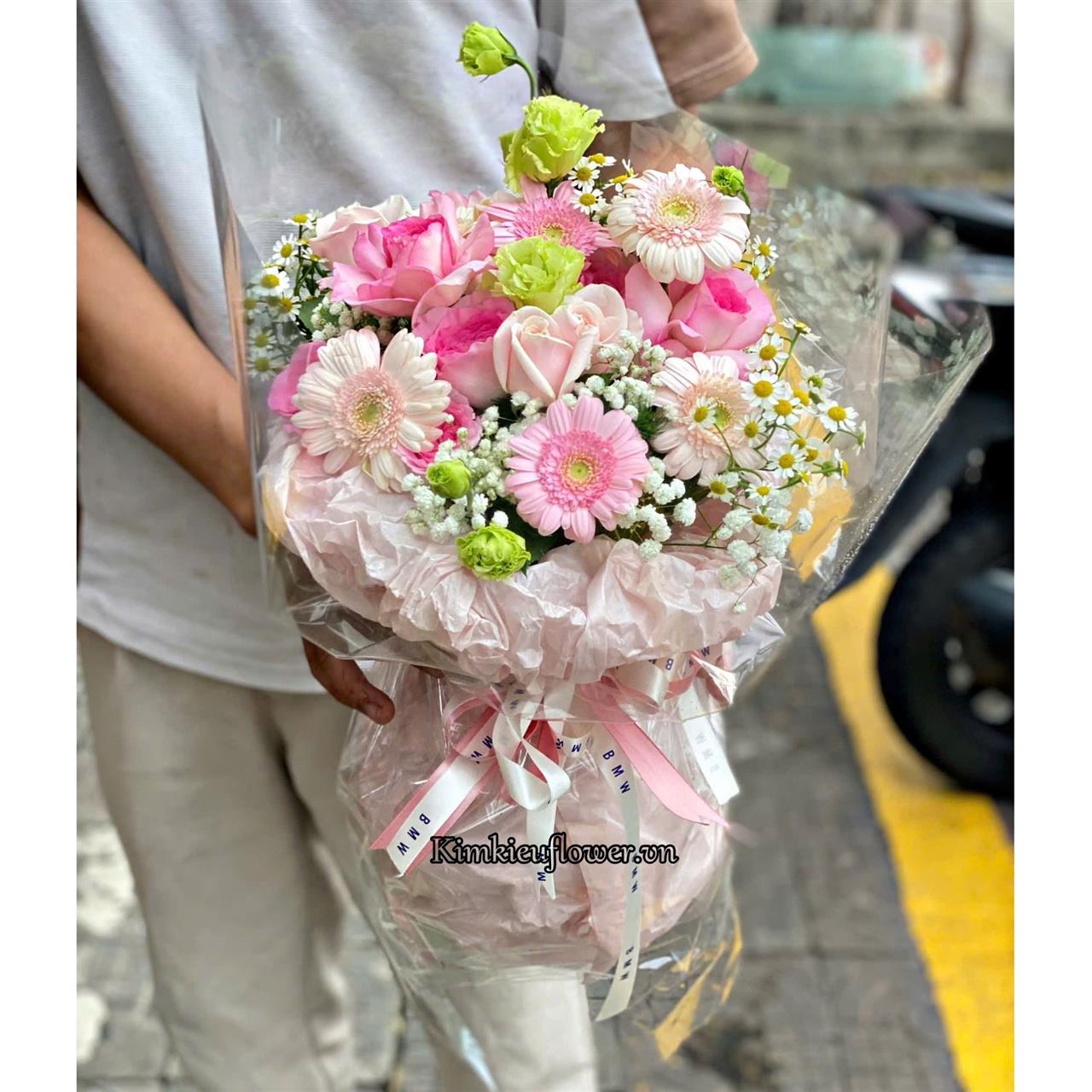 Bó hoa tone hồng , pastel kết hợp với giấy bóng kính tôn lên vẻ đẹp của các loại hoa